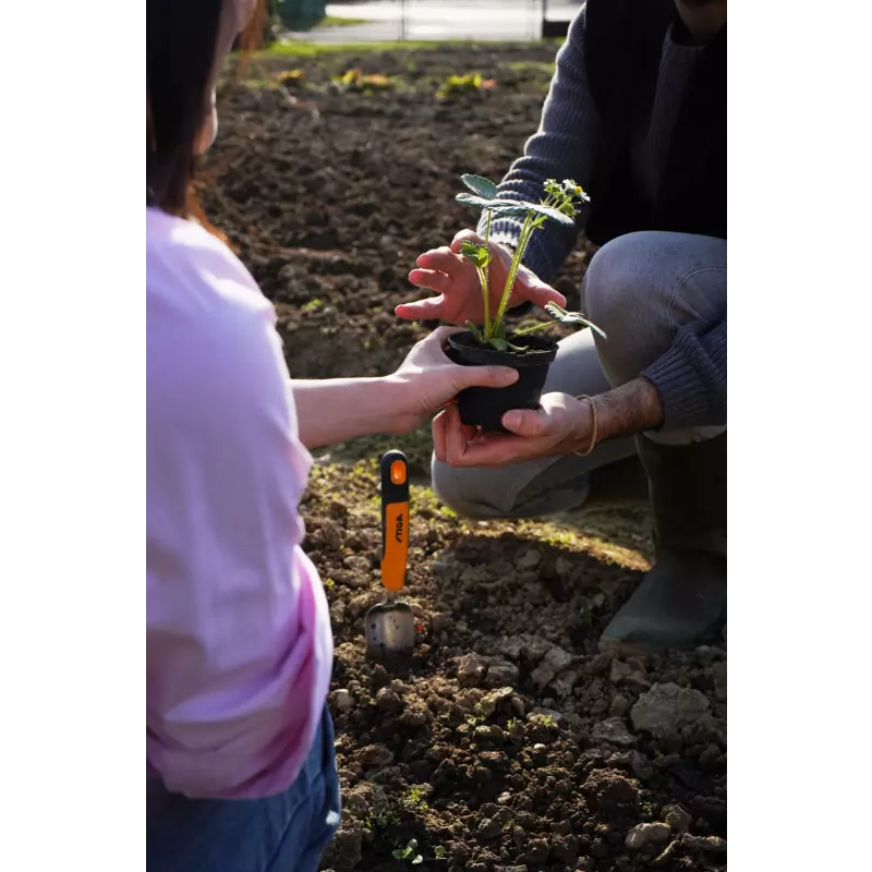 TransplanterTrowel_2H1410001ST1_amb02_web